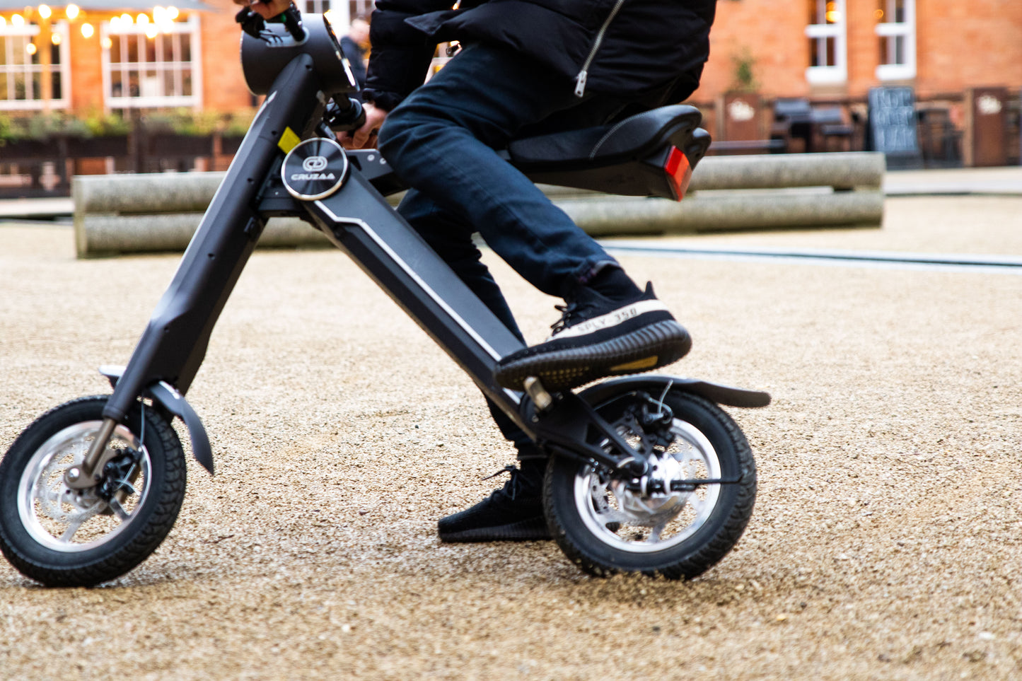 Cruzaa E-Scooter PRO Carbon Black – with Built-in Speakers & Bluetooth