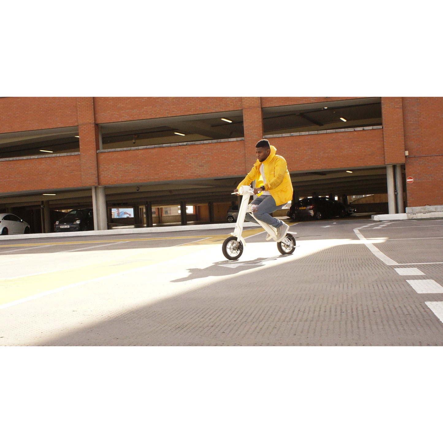 Cruzaa E-Scooter PRO Racing White – with Built-in Speakers & Bluetooth
